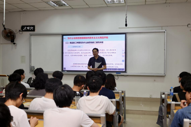 袁雄深入思政课堂听课  寄语学子争做新时代“弄潮儿”