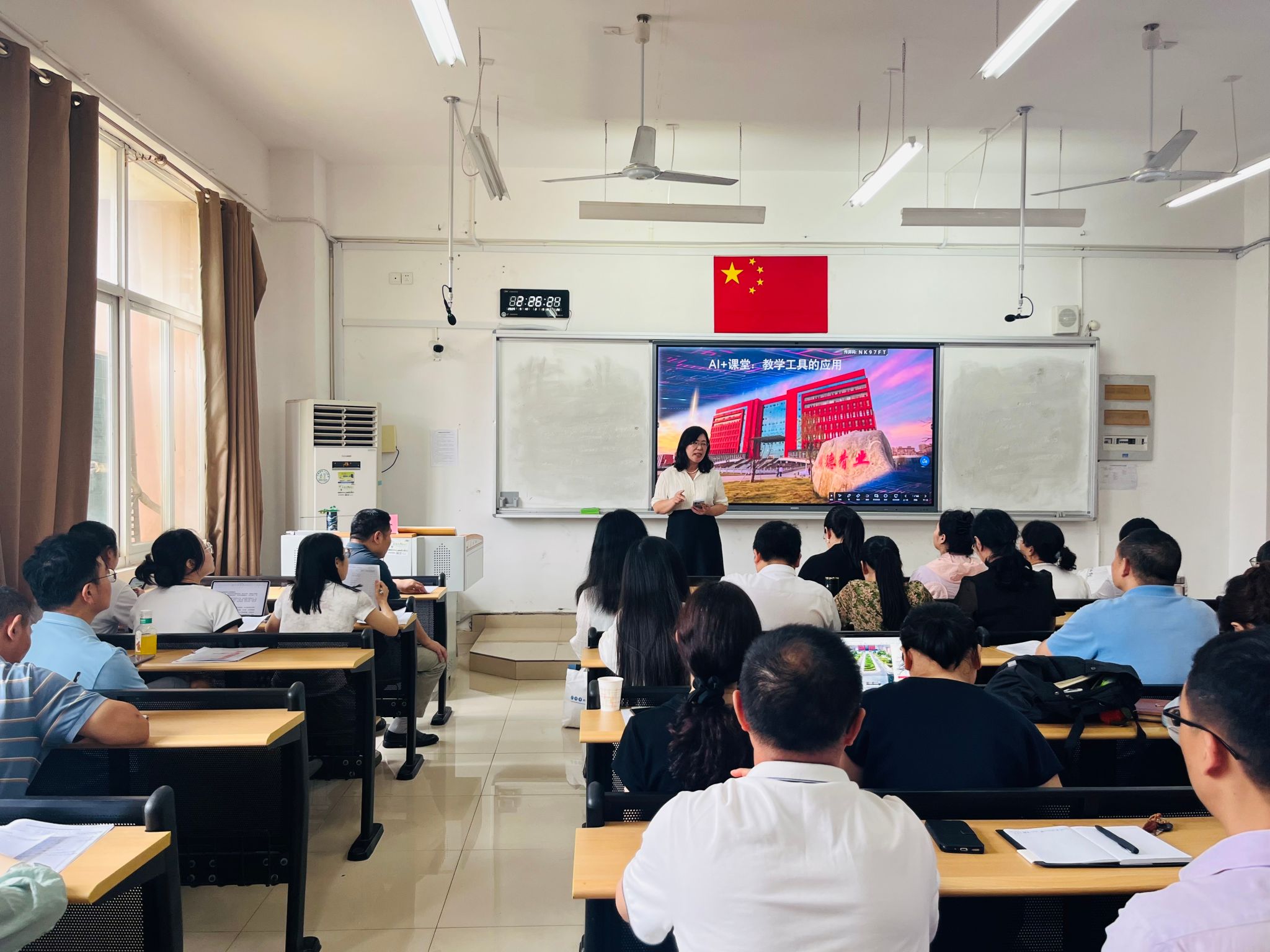 校图书馆馆长熊英教授受邀作 “AI＋课堂：教学工具运用”讲座